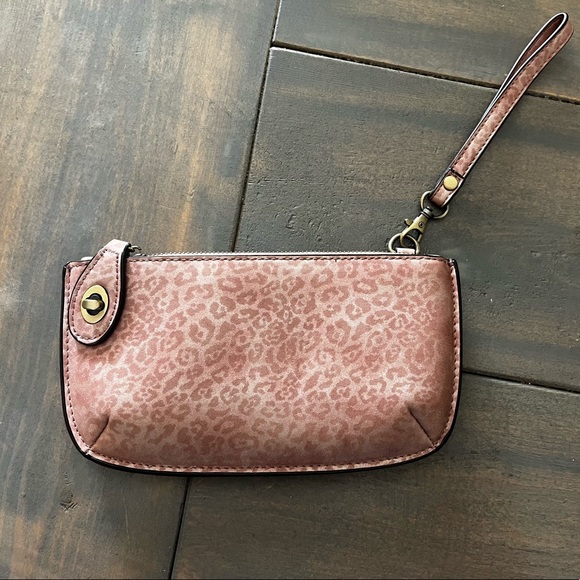 ✨5/$25✨Pink cheetah print wristlet - Picture 1 of 7